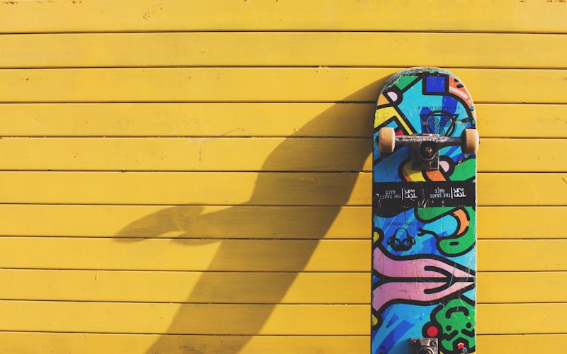 街头滑板运动场景 - 年轻人在城市街头进行滑板运动，充满活力与激情